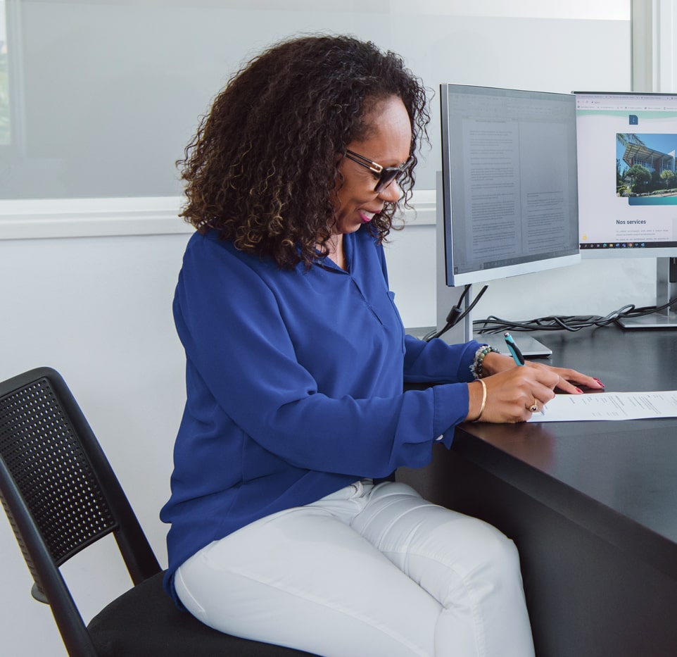 Photo femme qui signe un papier